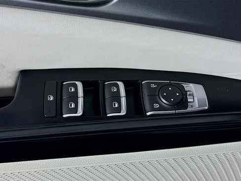 Used 2023 Kia Carnival LX FWD image 24