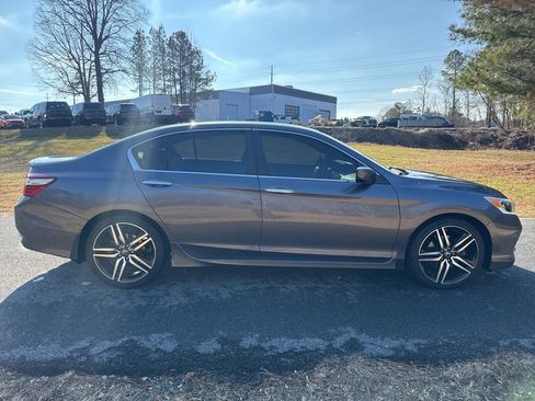 Used 2017 Honda Accord Sport Special Edition image 4