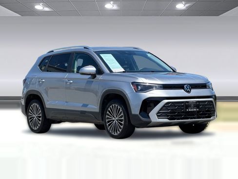 Used 2025 Volkswagen Taos SE FWD image 6