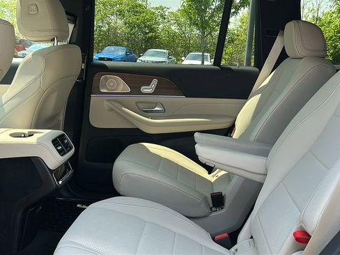 Used 2025 Mercedes-Benz GLS 450 4MATIC image 23