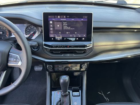 Used 2024 Jeep Compass Trailhawk image 18