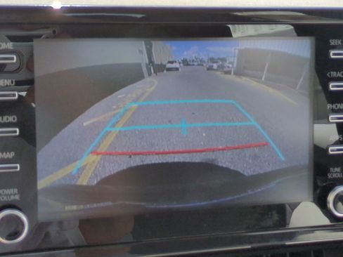 Used 2020 Toyota Corolla LE image 18