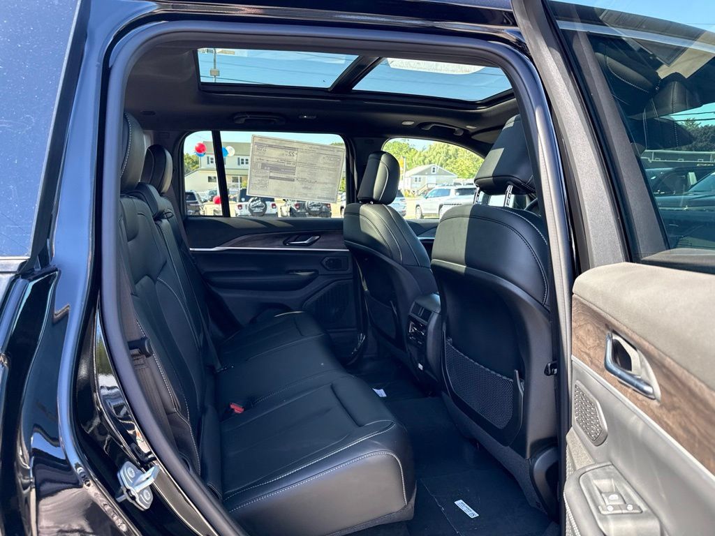 New 2027 Jeep Grand Cherokee Limited AWD/4WD image 25