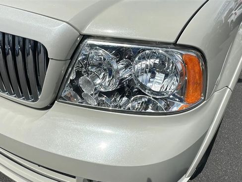 Used 2005 Lincoln Navigator Luxury AWD/4WD image 18