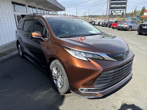 Used 2021 Toyota Sienna Limited image 12
