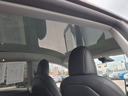 Used 2022 Tesla Model Y Long Range image 12