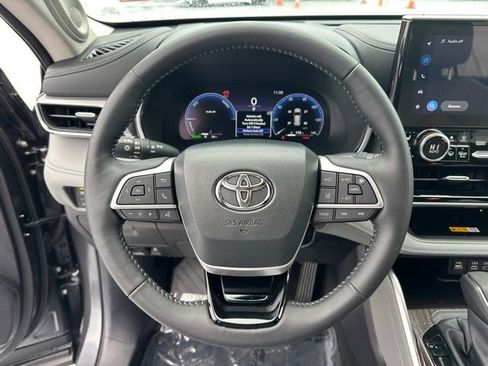 Certified 2025 Toyota Highlander Platinum image 17