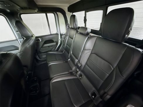 Used 2020 Jeep Gladiator Overland AWD/4WD image 11