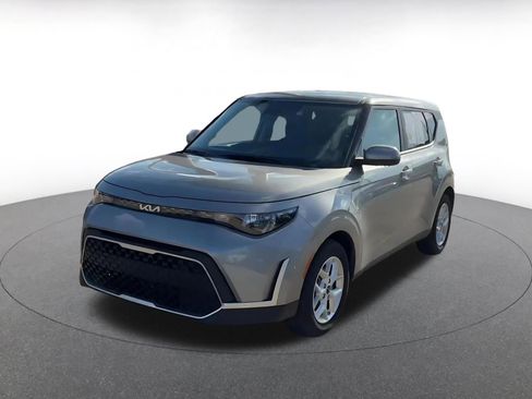 Used 2025 Kia Soul LX w/ LX Technology Package FWD image 5