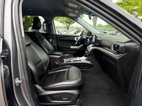 Used 2022 Ford Explorer XLT w/ Equipment Group 202A AWD/4WD image 31
