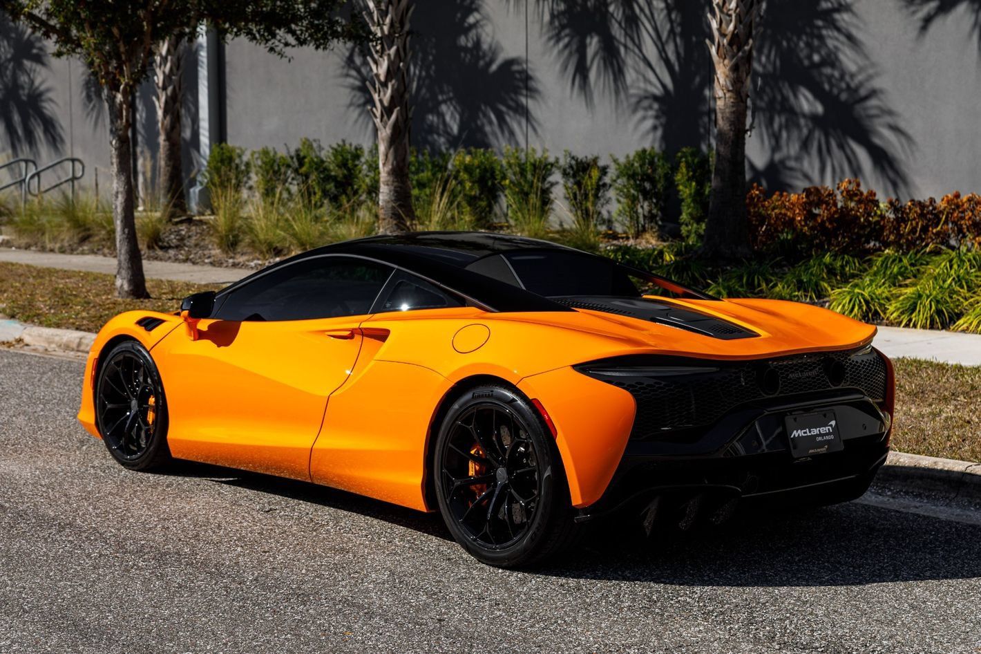Used 2025 McLaren Artura RWD image 22