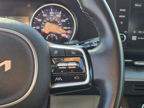 Used 2024 Kia Carnival LX image 28