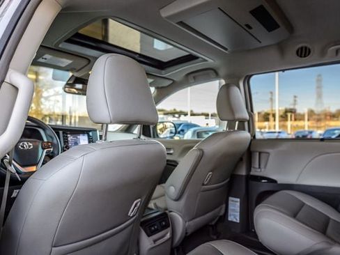 Used 2018 Toyota Sienna XLE Premium image 43