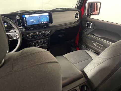 Used 2024 Jeep Wrangler Unlimited Sahara image 18