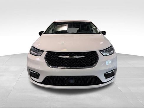 Used 2024 Chrysler Pacifica Touring-L FWD image 2
