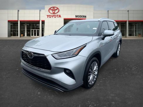Used 2023 Toyota Highlander Platinum FWD image 1