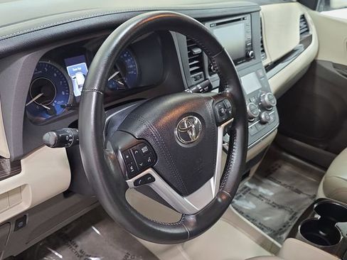 Used 2018 Toyota Sienna XLE w/ XLE Navigation Package FWD image 14