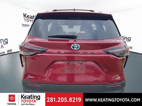 Used 2025 Toyota Sienna LE FWD image 6