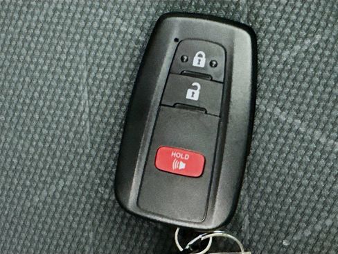 Used 2025 Toyota RAV4 XLE FWD image 35