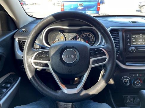 Used 2018 Jeep Cherokee Latitude image 18