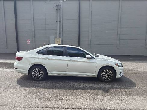 Used 2021 Volkswagen Jetta SE FWD image 2