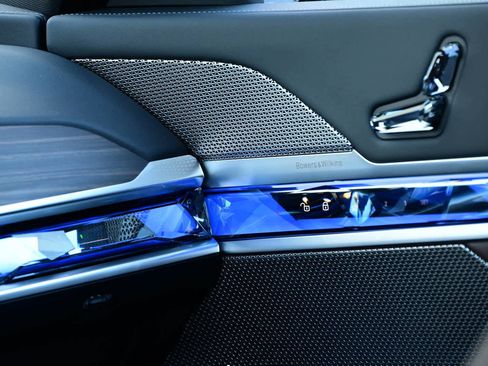 Used 2025 BMW 740i image 15