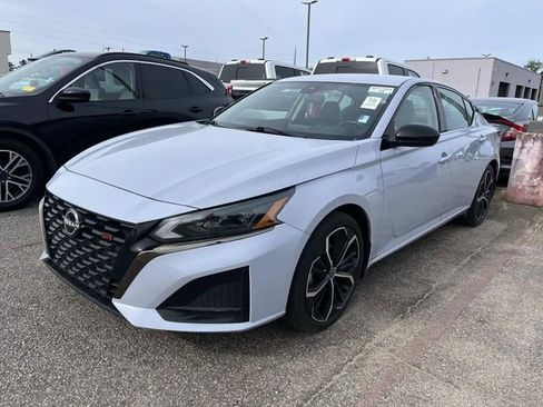 Used 2023 Nissan Altima 2.5 SR image 3
