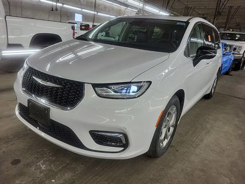 Used 2024 Chrysler Pacifica Limited FWD image 2