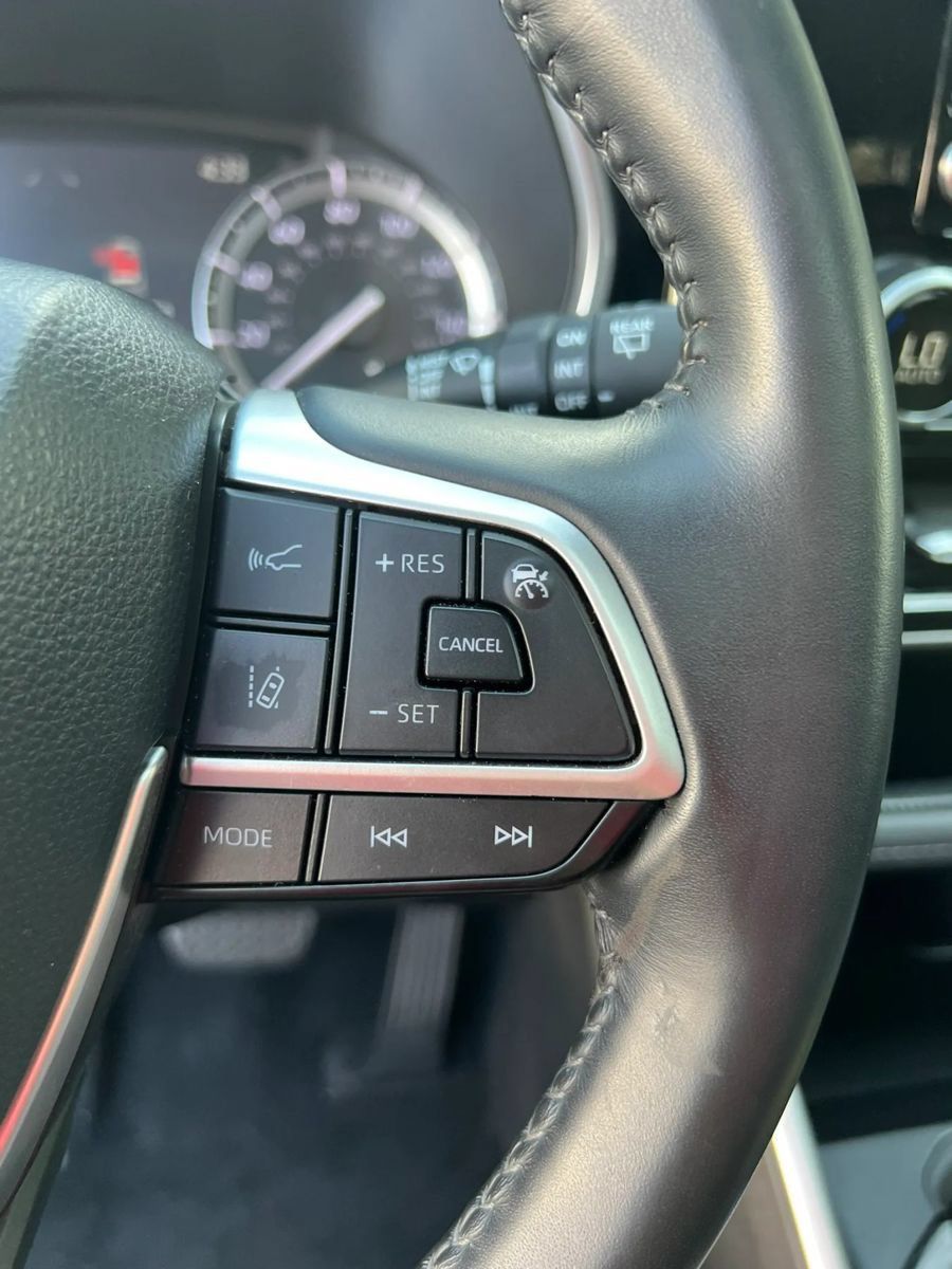 Used 2022 Toyota Highlander XLE AWD/4WD image 16