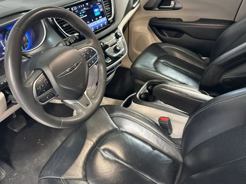 Used 2022 Chrysler Pacifica Touring-L image 14