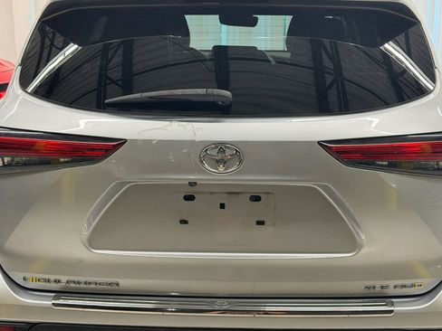 Used 2020 Toyota Highlander XLE AWD/4WD image 11