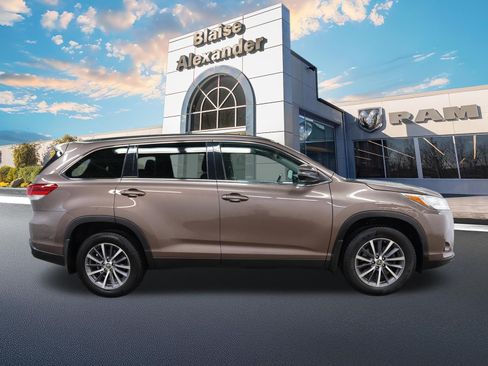 Used 2019 Toyota Highlander XLE image 2
