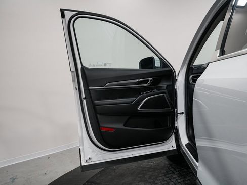 Used 2024 Kia Telluride LX image 10