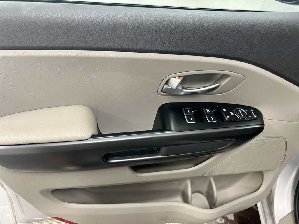 Used 2018 Kia Sedona LX FWD image 20