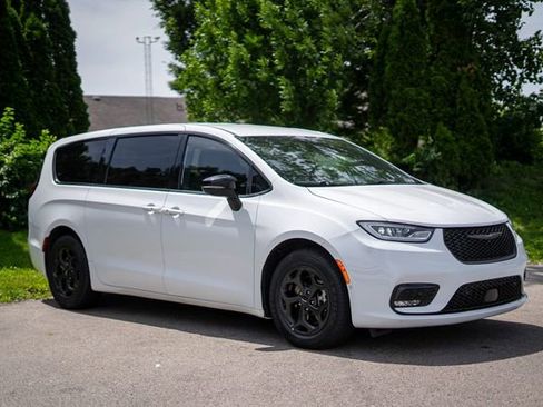 Used 2024 Chrysler Pacifica Limited FWD image 3