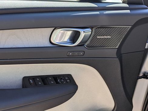 Certified 2024 Volvo XC40 B5 Ultimate w/ Climate Package AWD/4WD image 10