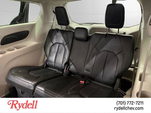 Used 2023 Chrysler Pacifica Touring-L FWD image 16