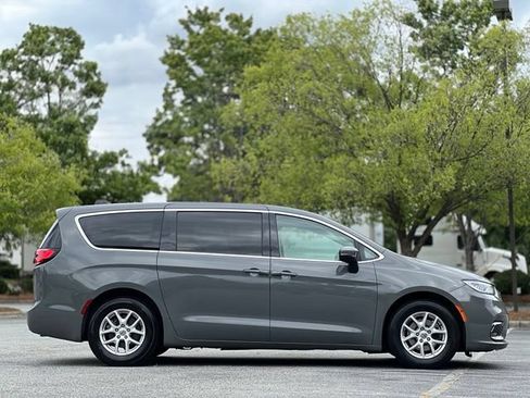 Used 2023 Chrysler Pacifica Touring-L FWD image 4