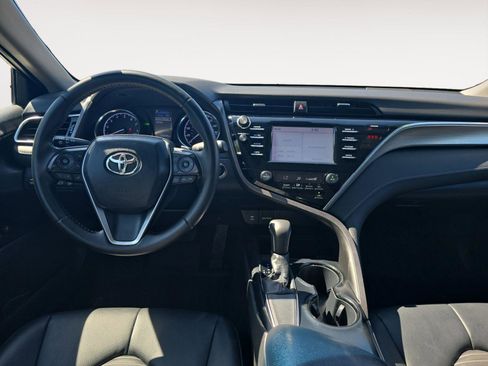 Used 2018 Toyota Camry SE w/ Moonroof Package FWD image 9