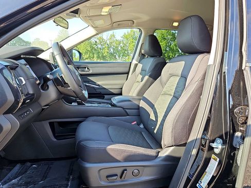 Used 2025 Nissan Pathfinder SV FWD image 14