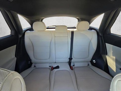 Used 2025 Mercedes-Benz GLC 300 4MATIC image 17