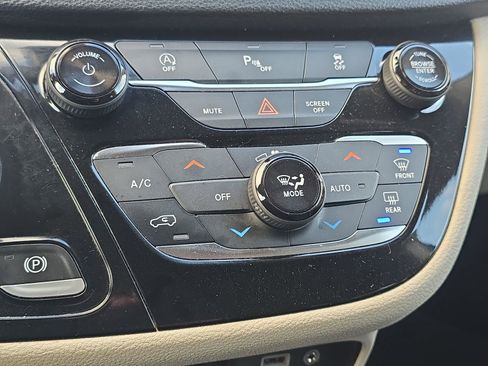 Used 2019 Chrysler Pacifica Limited image 22