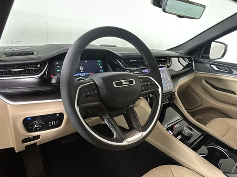 Used 2023 Jeep Grand Cherokee 4WD 4xe w/ Luxury Tech Group II image 17