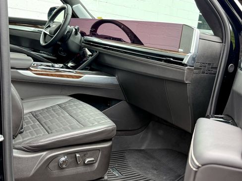 Certified 2025 Cadillac Escalade Sport Platinum w/ LPO, ONYX Package AWD/4WD image 13
