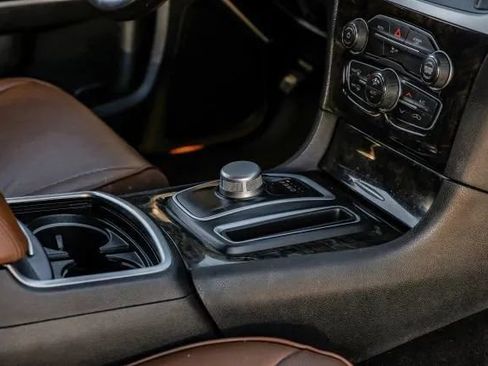 Used 2019 Chrysler 300 Limited RWD image 28