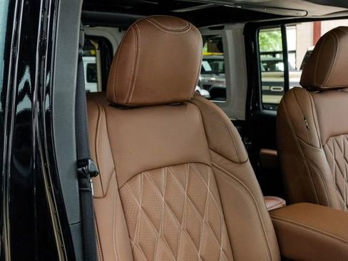 Used 2025 Jeep Wrangler Unlimited Rubicon w/ Technology Group image 16