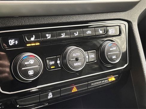 Used 2022 Volkswagen Atlas Cross Sport SE image 33