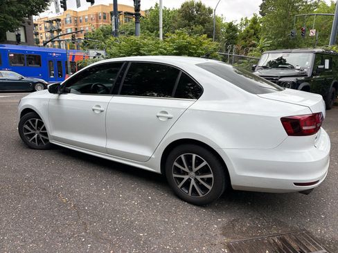 Used 2018 Volkswagen Jetta SE FWD image 3