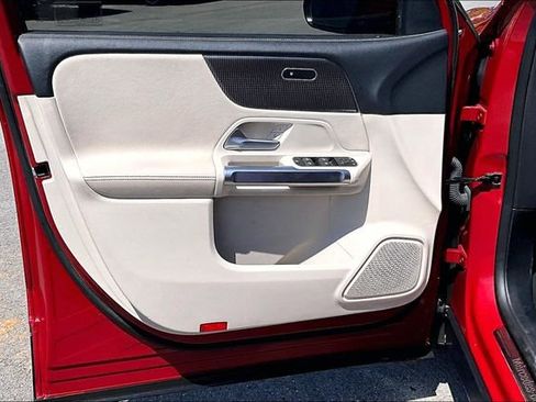 Used 2022 Mercedes-Benz GLB 250 w/ Premium Package Lite image 17