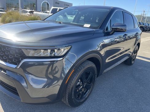 Used 2022 Kia Sorento LX image 11